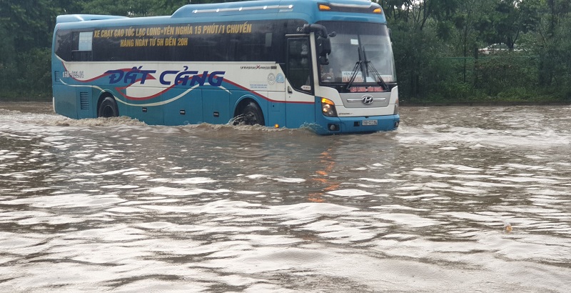 [Ảnh] Đường gom Đại lộ Thăng Long ngập nặng sau mưa lớn, ô tô "rẽ sóng" trên đường - Ảnh 7