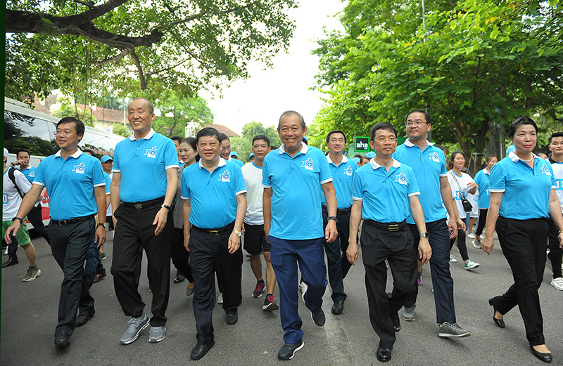 Phó Thủ tướng Thường trực Trương Hoà Bình cùng hàng nghìn người “Đi bộ vì sức khoẻ” - Ảnh 3