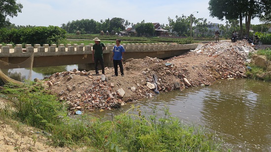 Quảng Ngãi: Phản đối ô nhiễm, dân đổ đất lấp kênh - Ảnh 3