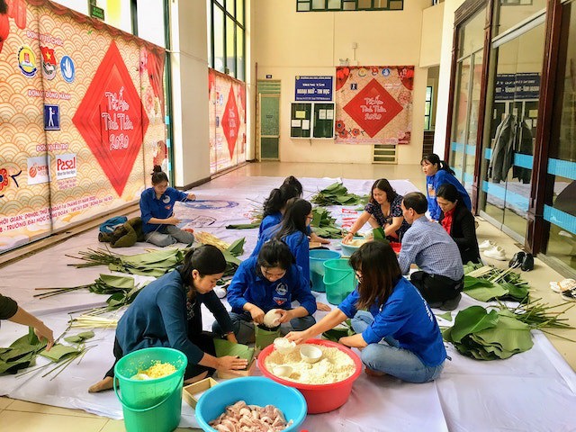 Hàng trăm bánh chưng Tết dành tặng người nghèo - Ảnh 1