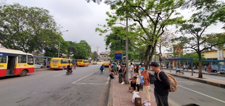 Hà Nội giảm 80% lượng xe buýt: Người dân không khỏi bỡ ngỡ - Ảnh 3