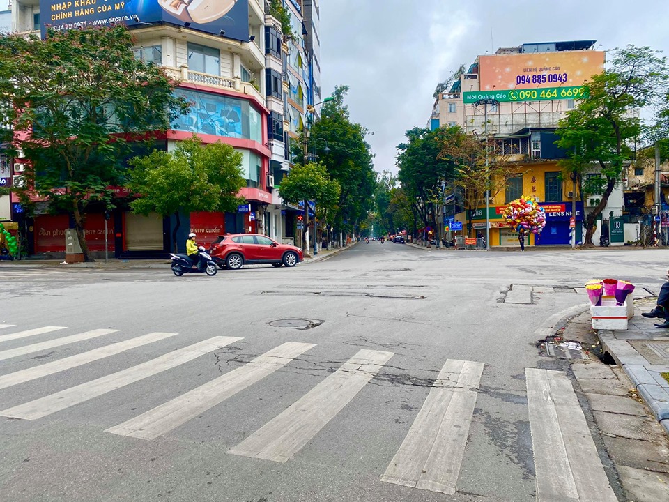 Hãy dừng chân và chiêm ngưỡng vẻ đẹp cổ kính của đường phố Hà Nội, nơi lưu giữ bao ký ức và truyền thống đặc sắc của thành phố ngàn năm tuổi.