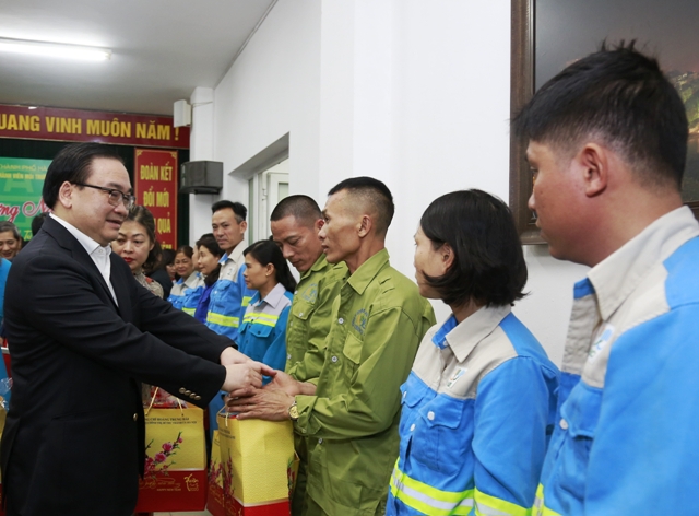 Lãnh đạo thành phố Hà Nội thăm, chúc Tết các đơn vị ứng trực, phục vụ Tết - Ảnh 4