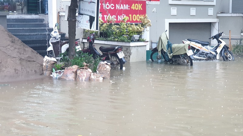 [Ảnh] Đường gom Đại lộ Thăng Long ngập nặng sau mưa lớn, ô tô "rẽ sóng" trên đường - Ảnh 8