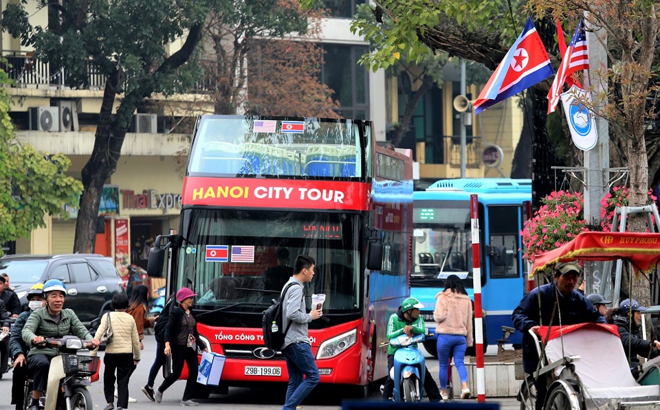 [Ảnh] Hơn 3.700 lá cờ ba nước Việt Nam - Mỹ - Triều Tiên tung bay khắp phố phường Hà Nội - Ảnh 7