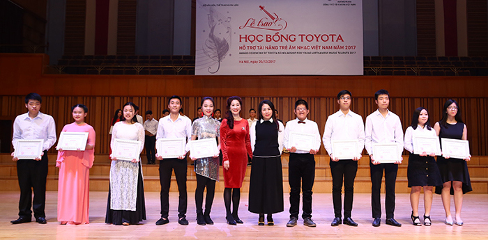Bé Bôm con trai diễn viên Quốc Tuấn nhận học bổng âm nhạc Toyota 2017 - Ảnh 1