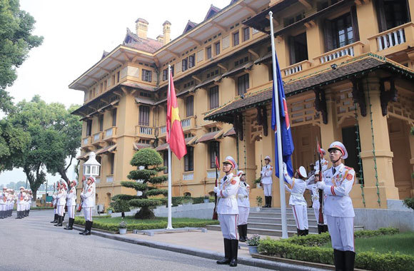[Ảnh] Lễ thượng cờ kỷ niệm 52 năm thành lập ASEAN tại Hà Nội - Ảnh 1