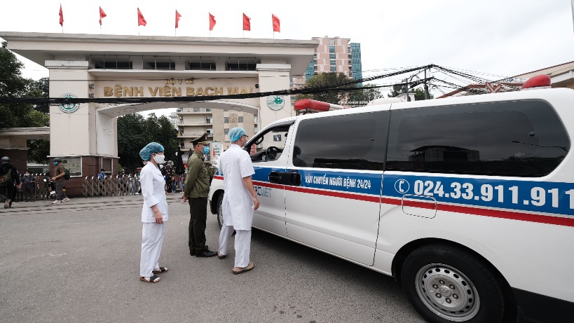 Cận cảnh Bệnh viện Bạch Mai ngày đầu kiểm soát nghiêm ngặt, chặn dịch Covid-19 - Ảnh 4