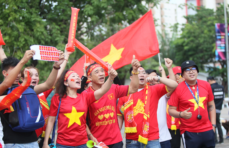 [Ảnh] Người hâm mộ Việt Nam "nhuộm đỏ" sân Thammasat trước giờ bóng lăn - Ảnh 3