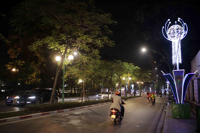 Đường phố Hà Nội được trang hoàng nhiều mẫu trang trí mới - Ảnh 7