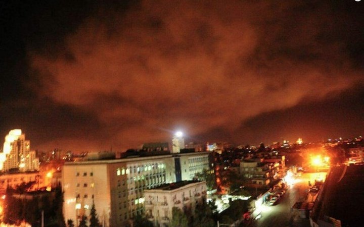 Video và hình ảnh đầu tiên Mỹ, Anh, Pháp dội bom Syria - Ảnh 2