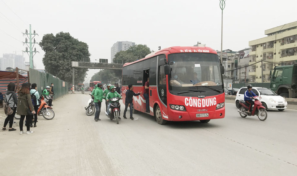 Bến “cóc” gây ùn tắc đường Phạm Văn Đồng - Ảnh 1