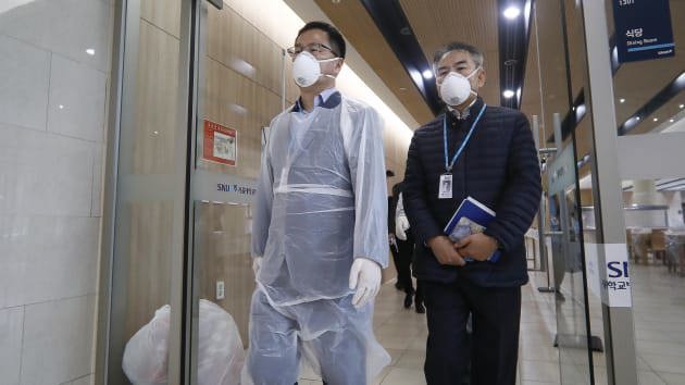 Dịch Covid-19: Chủ tịch Tập hoãn thăm Nhật, Hàn Quốc có thêm 438 người nhiễm virus SARS-CoV-2 - Ảnh 2