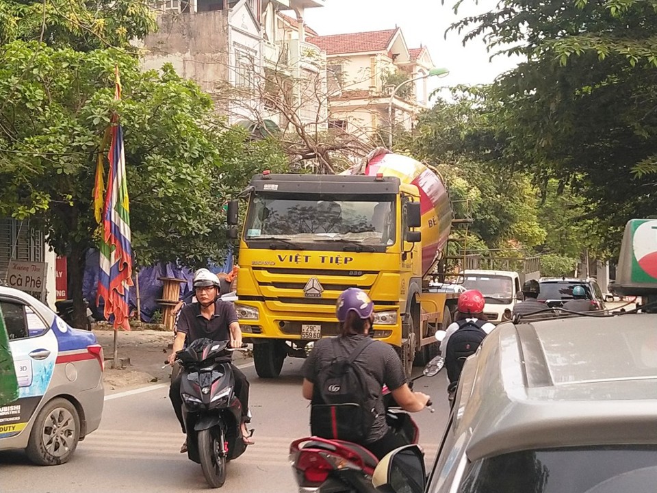 Xe bồn bê tông Việt Tiệp - Hung thần trong giờ cao điểm - Ảnh 1