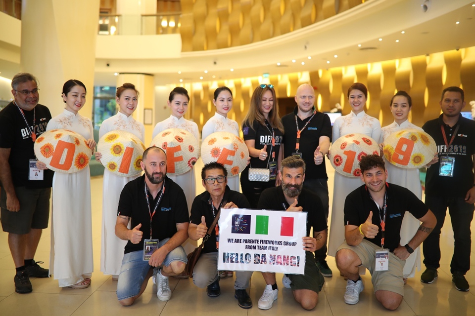 Đội Ý và Phần Lan đã tới Đà Nẵng, chuẩn bị kể chuyện “Tình yêu” tại Lễ hội pháo hoa quốc tế Đà Nẵng – DIFF 2019 - Ảnh 3