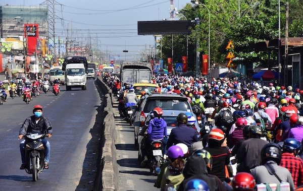 TP Hồ Chí Minh: Người dân trở lại sau kỳ nghỉ Tết, kẹt xe nghiêm trọng trên nhiều tuyến đường - Ảnh 2