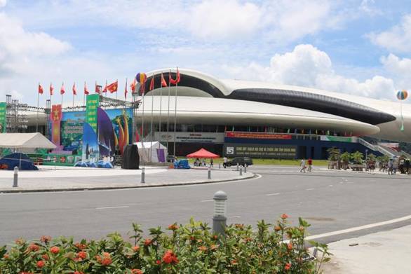 Quảng Ninh dừng toàn bộ hoạt động trái phép của du khách nước ngoài - Ảnh 1
