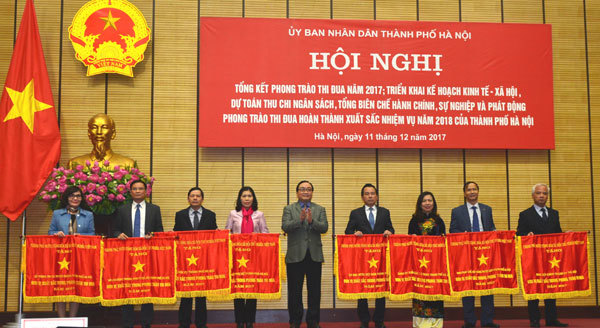 Hà Nội: Tổng kết phong trào thi đua năm 2017 và triển khai kế hoạch kinh tế - xã hội năm 2018 - Ảnh 9