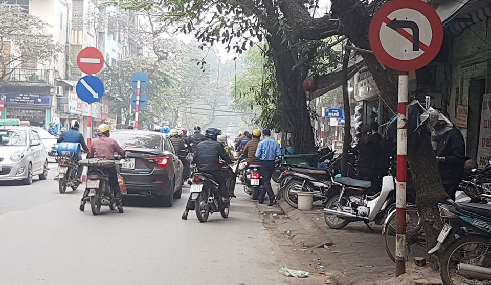 Biển báo làm khó người tham gia giao thông trên phố Nguyễn Công Trứ - Ảnh 1
