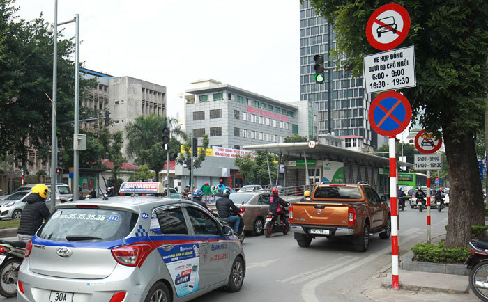 Uber, Grab bị cấm trên 11 tuyến phố nào của Hà Nội? - Ảnh 1