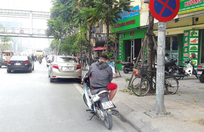 Điểm nóng giao thông: Biển cấm như không trên phố Nguyễn Chí Thanh - Ảnh 1