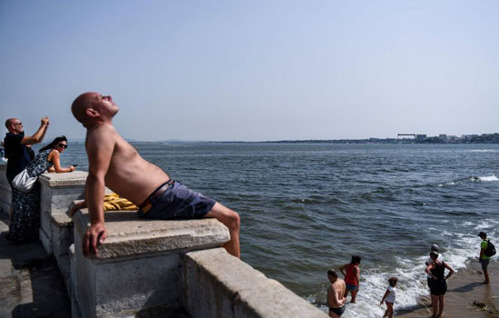 Hình ảnh đợt nắng nóng kỷ lục làm đảo lộn cuộc sống của người dân châu Âu - Ảnh 3