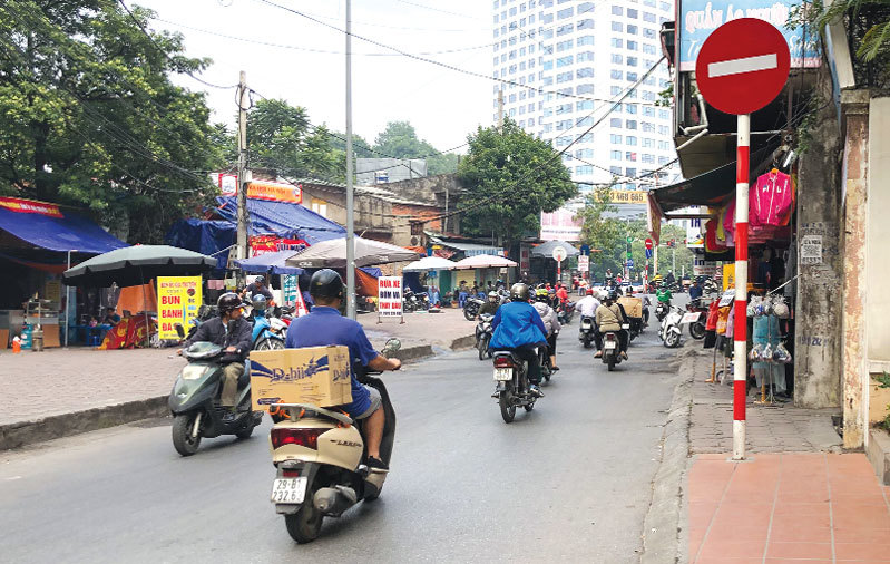 [Điểm nóng giao thông] Biển cấm làm khó người dân - Ảnh 1