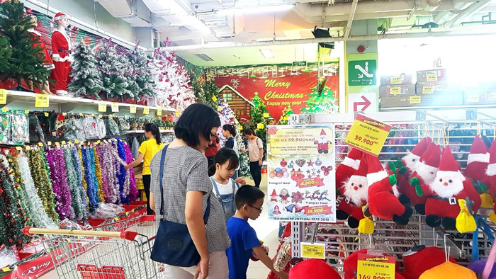 Các trung tâm thương mại giảm mạnh giá hàng hóa đón Noel - Ảnh 2