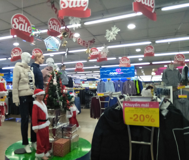 Các trung tâm thương mại giảm mạnh giá hàng hóa đón Noel - Ảnh 3