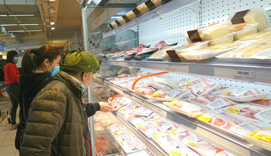 Phòng chống dịch nCoV, người dân tích cực mua hàng trong siêu thị - Ảnh 3