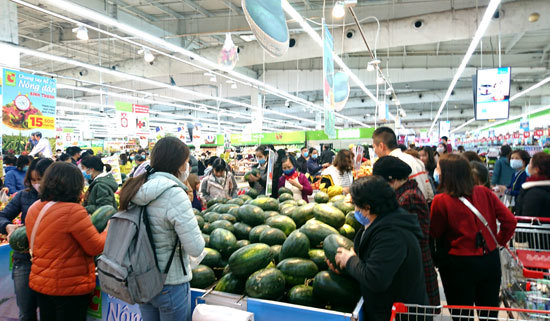 Phòng chống dịch nCoV, người dân tích cực mua hàng trong siêu thị - Ảnh 1