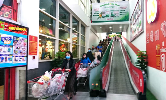 Phòng chống dịch nCoV, người dân tích cực mua hàng trong siêu thị - Ảnh 6