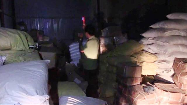 Hà Nội: Phát hiện 3 tấn phụ gia chế biến bim bim tại kho hàng ở bờ đê - Ảnh 2