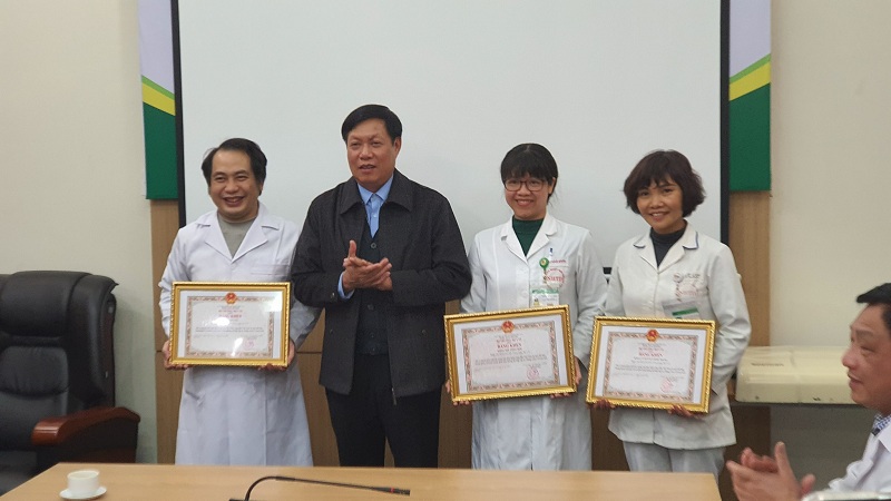 Bộ Y tế tặng Bằng khen cho các tập thể, cá nhân đón 30 công dân từ Vũ Hán về nước - Ảnh 1