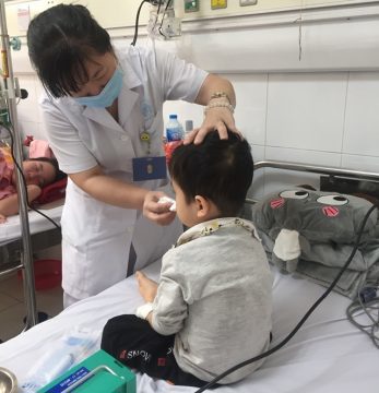 Nhập viện chữa sởi vì không tiêm vaccine - Ảnh 1