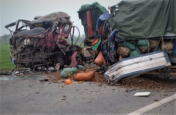 Nghệ An: Xe tải và xe đầu kéo đâm nhau trực diện, 2 người tử vong - Ảnh 1