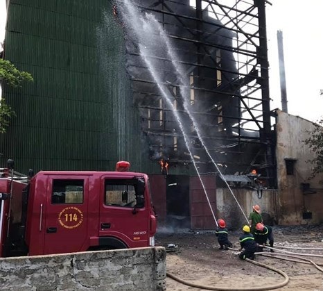Nghệ An: Cháy lớn tại lò luyện thiếc - Ảnh 2