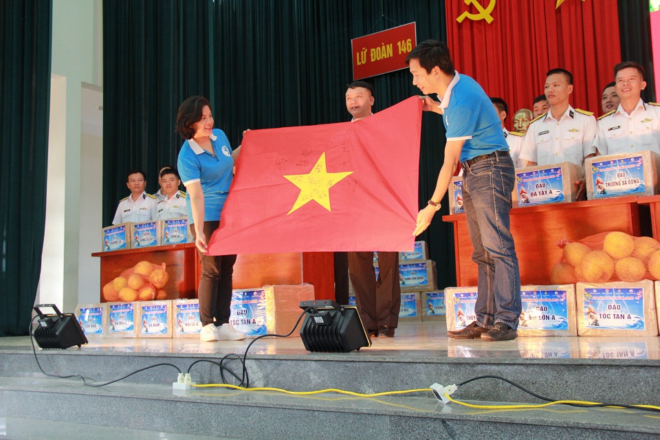 Đội tuyển bóng đá U22 Việt Nam tặng cờ Tổ quốc cho bộ đội Trường Sa - Ảnh 1