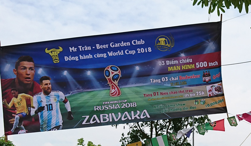 Không khí World Cup 2018 tràn ngập phố Hà Nội - Ảnh 1