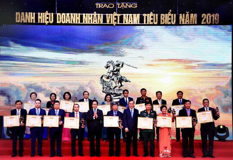 Madame Nguyễn Thị Nga Chủ tịch Tập đoàn BRG được vinh danh "Doanh nhân Việt Nam tiêu biểu - Cúp Thành Gióng 2019" - Ảnh 2