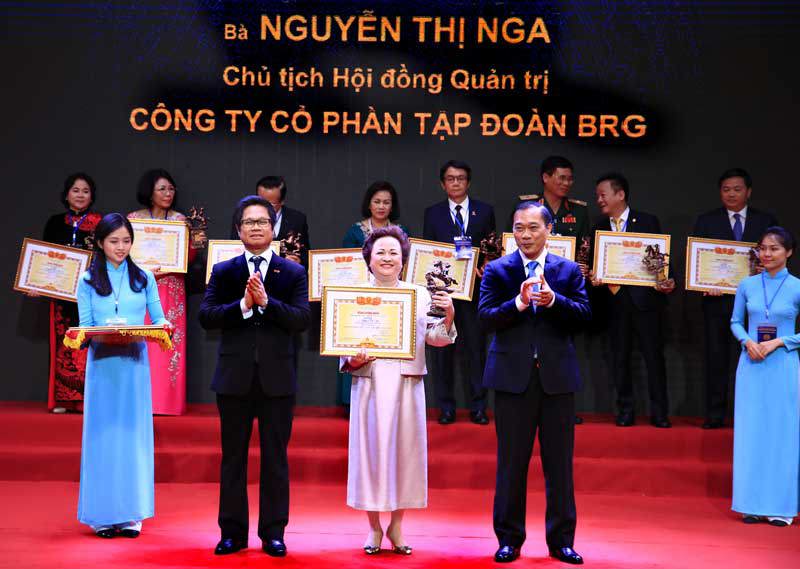 Madame Nguyễn Thị Nga Chủ tịch Tập đoàn BRG được vinh danh "Doanh nhân Việt Nam tiêu biểu - Cúp Thành Gióng 2019" - Ảnh 1
