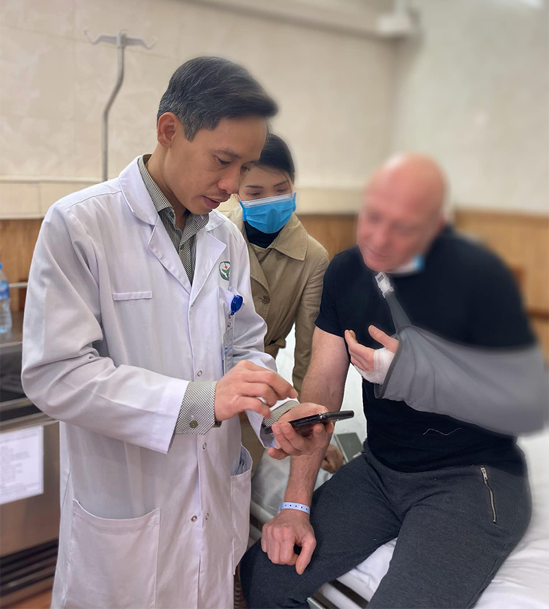 Bác sĩ Việt cấp cứu, giữ lại ngón tay cho bệnh nhân người Pháp - Ảnh 1