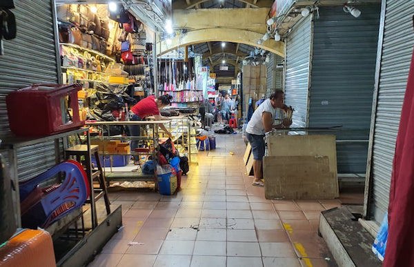 [Ảnh] TP Hồ Chí Minh: Tiểu thương chợ Bến Thành “kêu trời” vì vắng khách - Ảnh 3