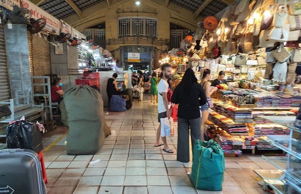 [Ảnh] TP Hồ Chí Minh: Tiểu thương chợ Bến Thành “kêu trời” vì vắng khách - Ảnh 8
