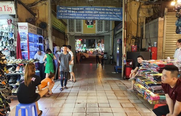 [Ảnh] TP Hồ Chí Minh: Tiểu thương chợ Bến Thành “kêu trời” vì vắng khách - Ảnh 9