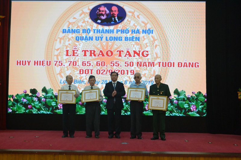 Phó Bí thư Thành ủy Nguyễn Thị Bích Ngọc trao Huy hiệu Đảng cho đảng viên lão thành quận Long Biên - Ảnh 3