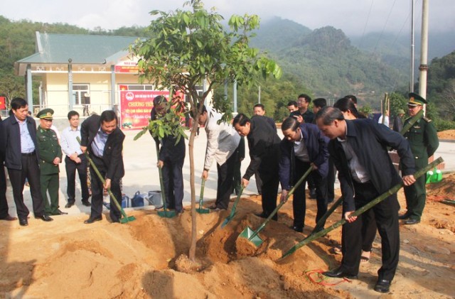 Mang quà Tết đến với đồng bào vùng thiên tai tỉnh Thanh Hoá - Ảnh 2