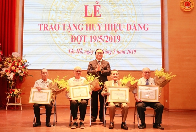 Bí thư Thành ủy trao Huy hiệu Đảng cho đảng viên lão thành quận Tây Hồ - Ảnh 1