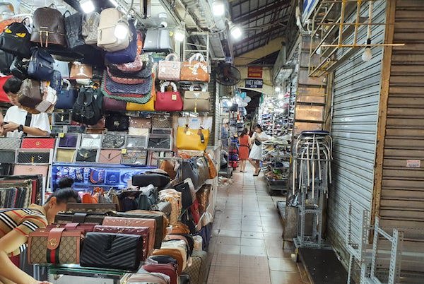 [Ảnh] TP Hồ Chí Minh: Tiểu thương chợ Bến Thành “kêu trời” vì vắng khách - Ảnh 4