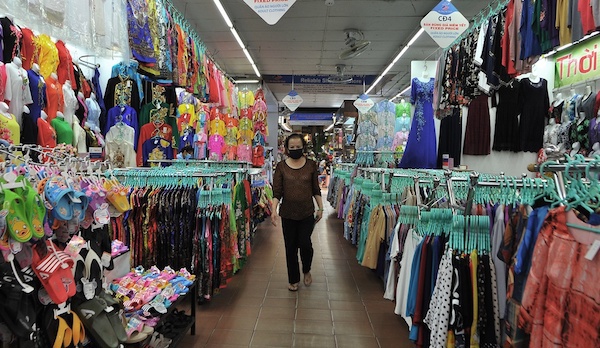 [Ảnh] TP Hồ Chí Minh: Tiểu thương chợ Bến Thành “kêu trời” vì vắng khách - Ảnh 7